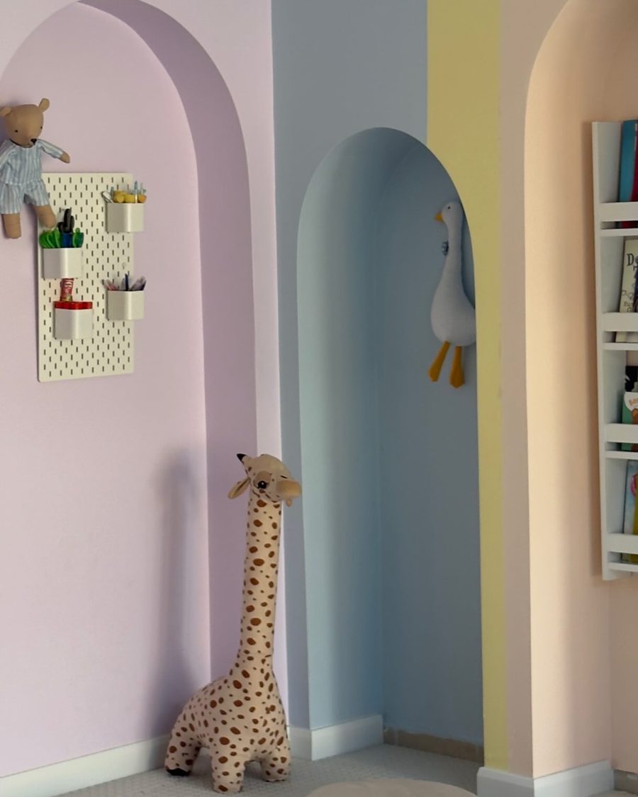 Oyun evinin pastel renkli oyun alanı